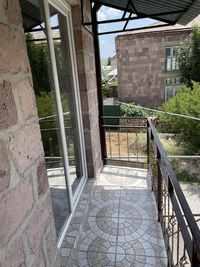 Armani Guest House Martuni ภายนอก รูปภาพ
