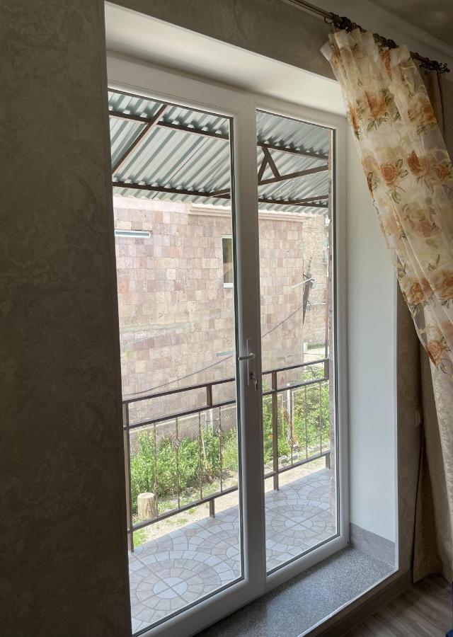 Armani Guest House Martuni ภายนอก รูปภาพ
